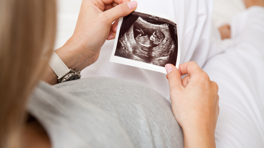 Andelen kvinnor som röker under graviditeten har minskat. Den positiva utvecklingen betyder att fostret slipper de skadliga effekterna som tobak för med sig. Foto: Shutterstock